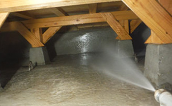 床下の薬剤散布