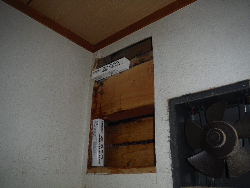  福岡市｜ 壁面へベイト剤の設置