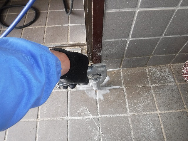 玄関土間への薬剤注入