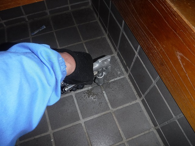 玄関土間部への薬剤注入