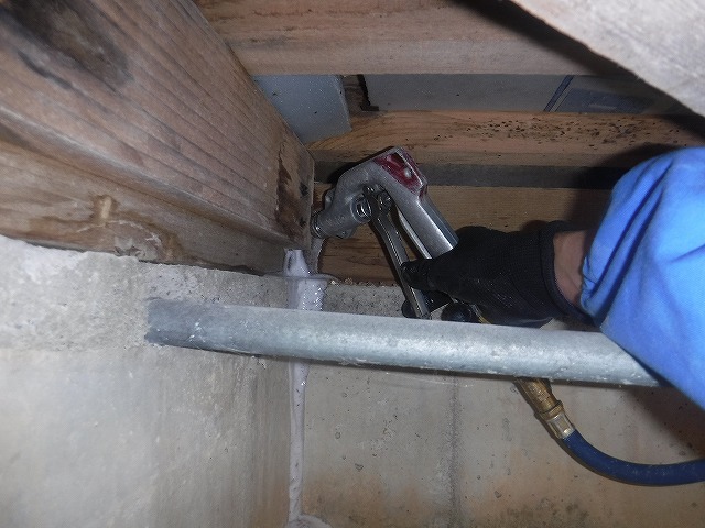 床下木部への薬剤注入