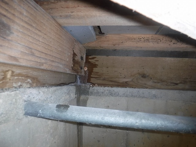 床下木部への薬剤注入