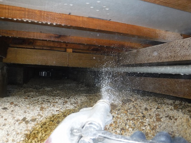 床下への薬剤散布