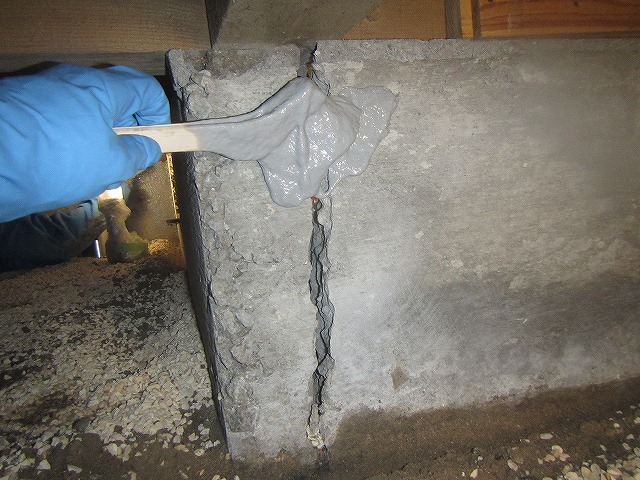  エポキシ樹脂の塗布