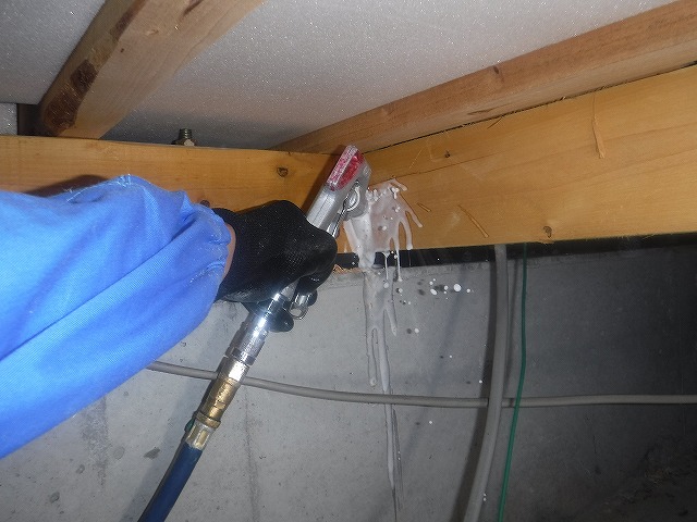 春日市床下木材へのシロアリ予防薬剤の注入工事