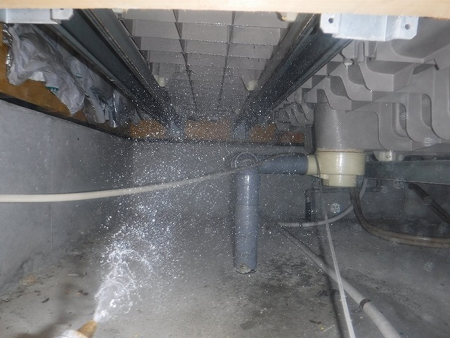 春日市床下へのシロアリ予防薬剤の散布工事