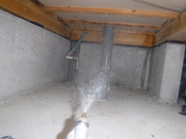 春日市床下へのシロアリ予防薬剤の散布工事2