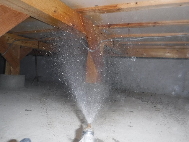 春日市床下へのシロアリ予防薬剤の散布工事3